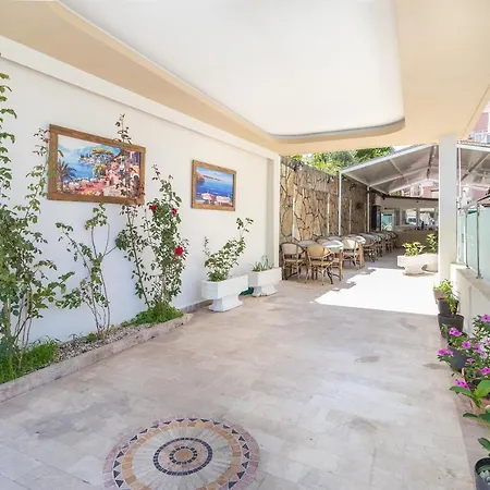 Near To Center And * 马尔马里斯