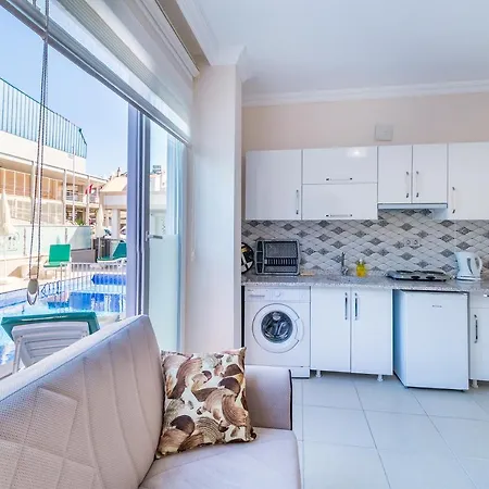 Near To Center And 马尔马里斯